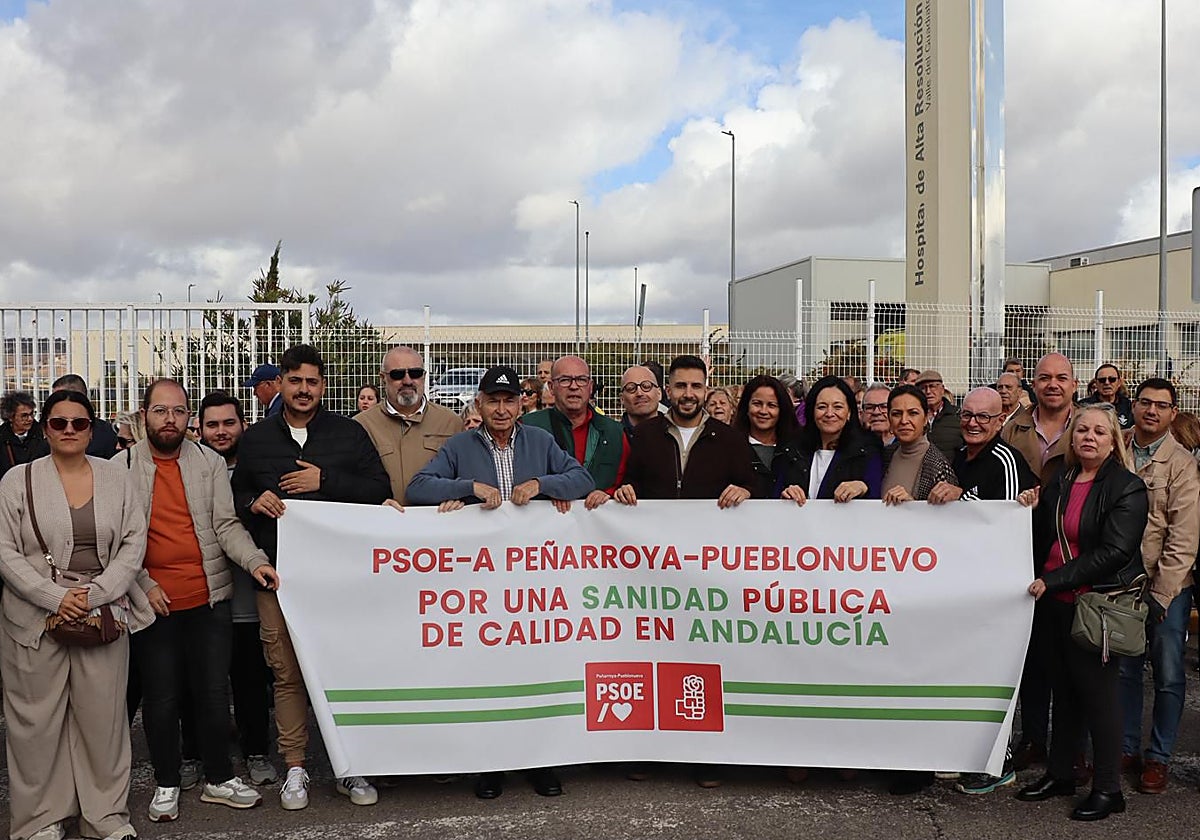 Crespín, tercera por la derecha en la pancarta, junto a los manifestantes en Peñarroya