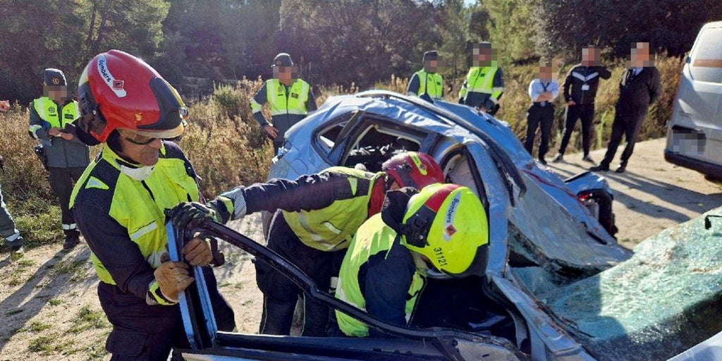 Muere un conductor tras volcar junto a la autovía A-7 en Alicante
