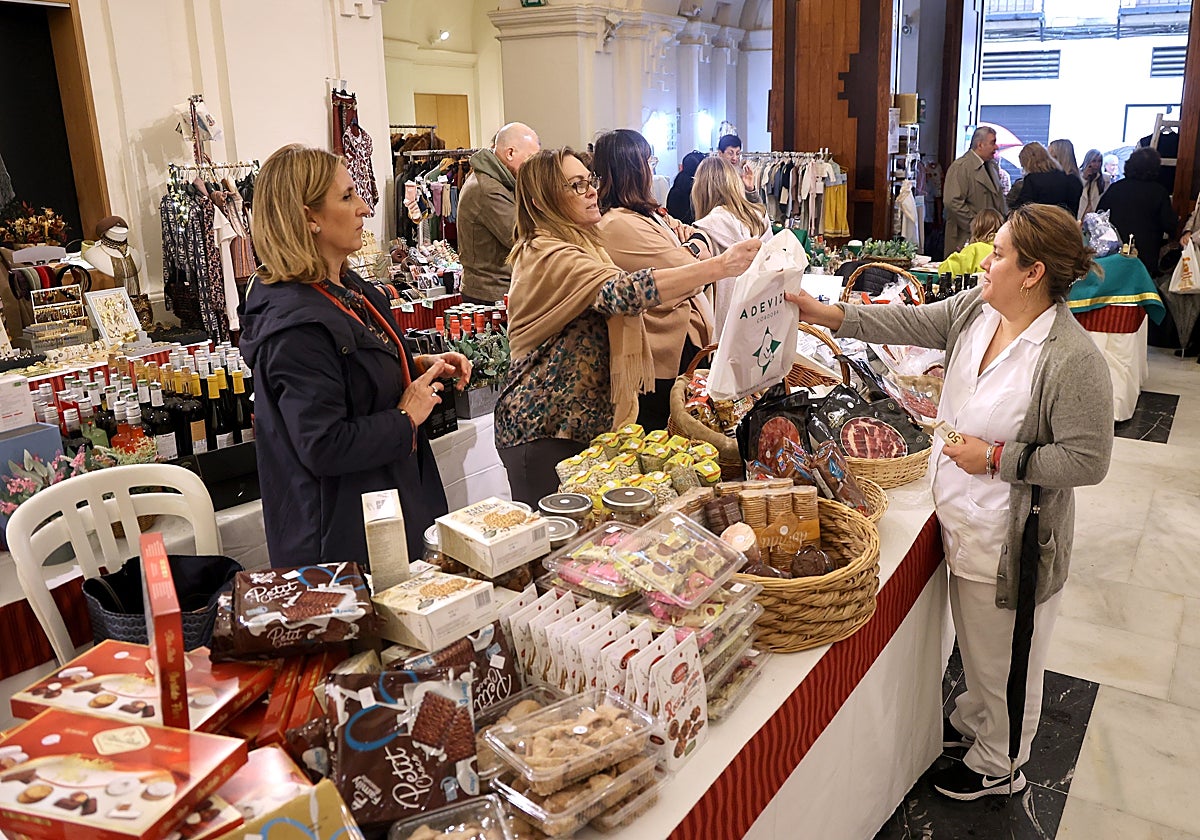 La última edición del Baratillo de Navidad de Adevida en el Oratorio San Felipe Neri