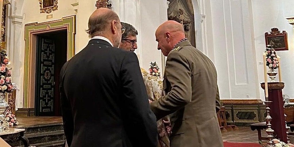 La Brigada Guzmán el Bueno recibe el nombramiento de hermana de honor de la Quinta Angustia de Córdoba