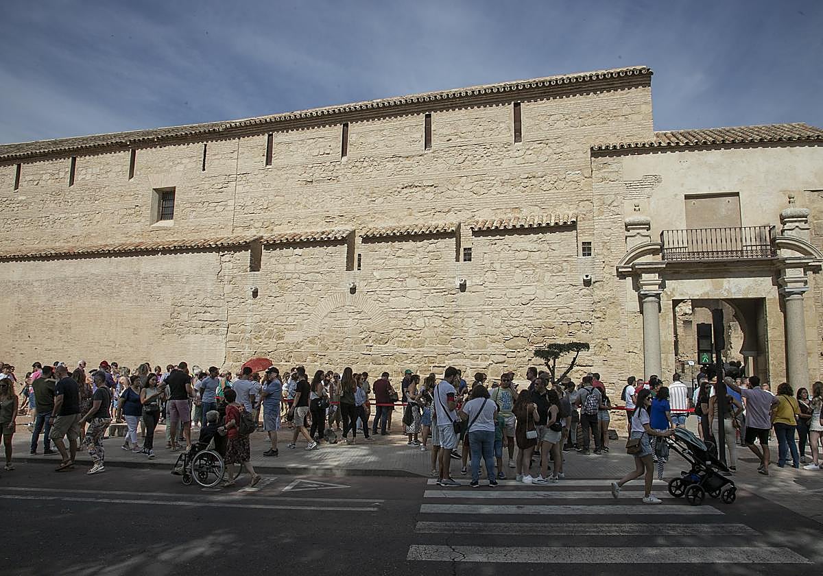 Cola para aceder al Alcázar durante un puente