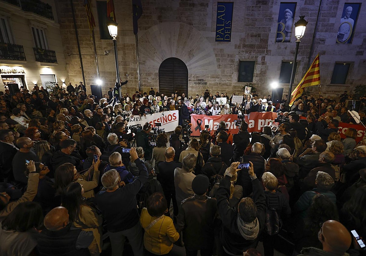 Imagen de la manifestación de este domingo en Valencia contra el presidente en funciones Carlos Mazón