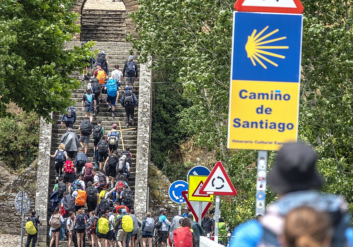 Imagen de archivo de peregrinos haciendo el Camino de Santiago a su paso por Portomarín (Lugo)