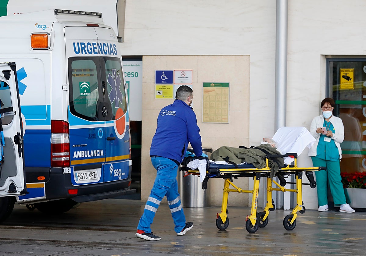 Un técnico de ambulancia llega al servicio de Urgencias en Córdoba