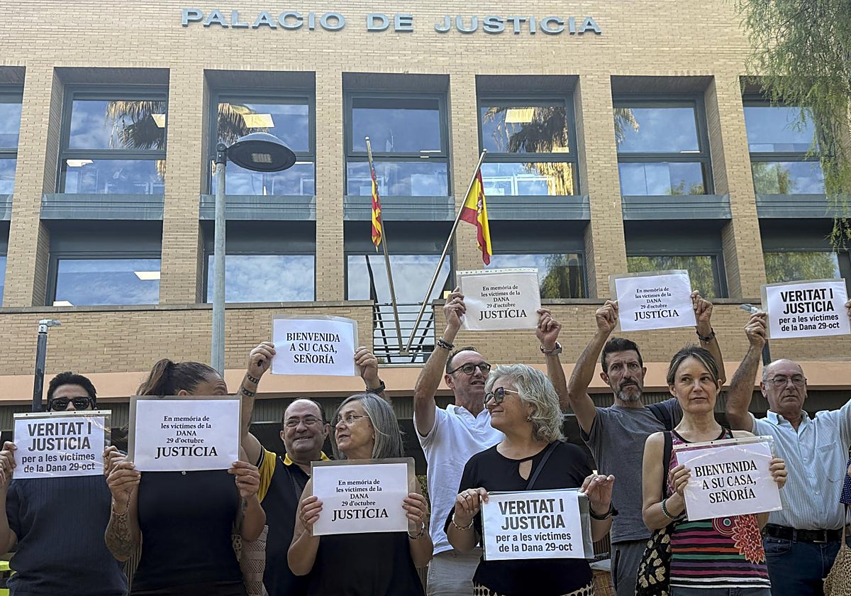 Miembros de la Asociación de Víctimas Mortales de la Dana, frente a los juzgados de Catarroja (Valencia)