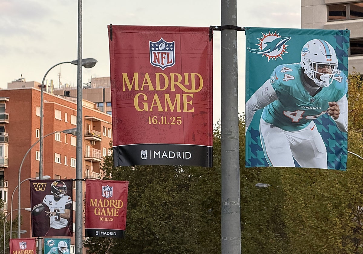 Carteles en Madrid promocionando el partido entre los Washington Commanders y los Miami Dolphins