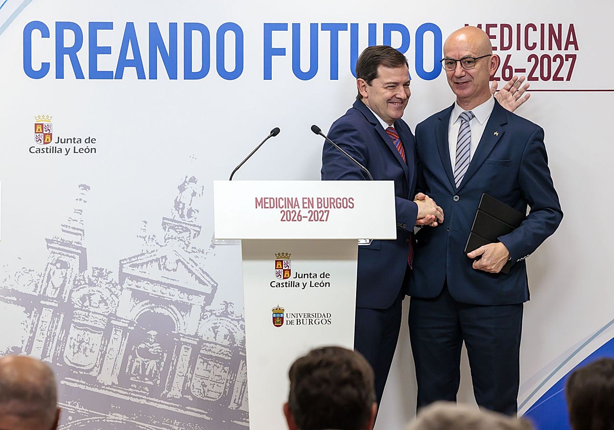 El presidente de la Junta saluda al rector de Burgos durante la rueda de prensa