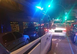 Un conductor drogado se salta un semáforo en rojo mientras veía una película en el móvil