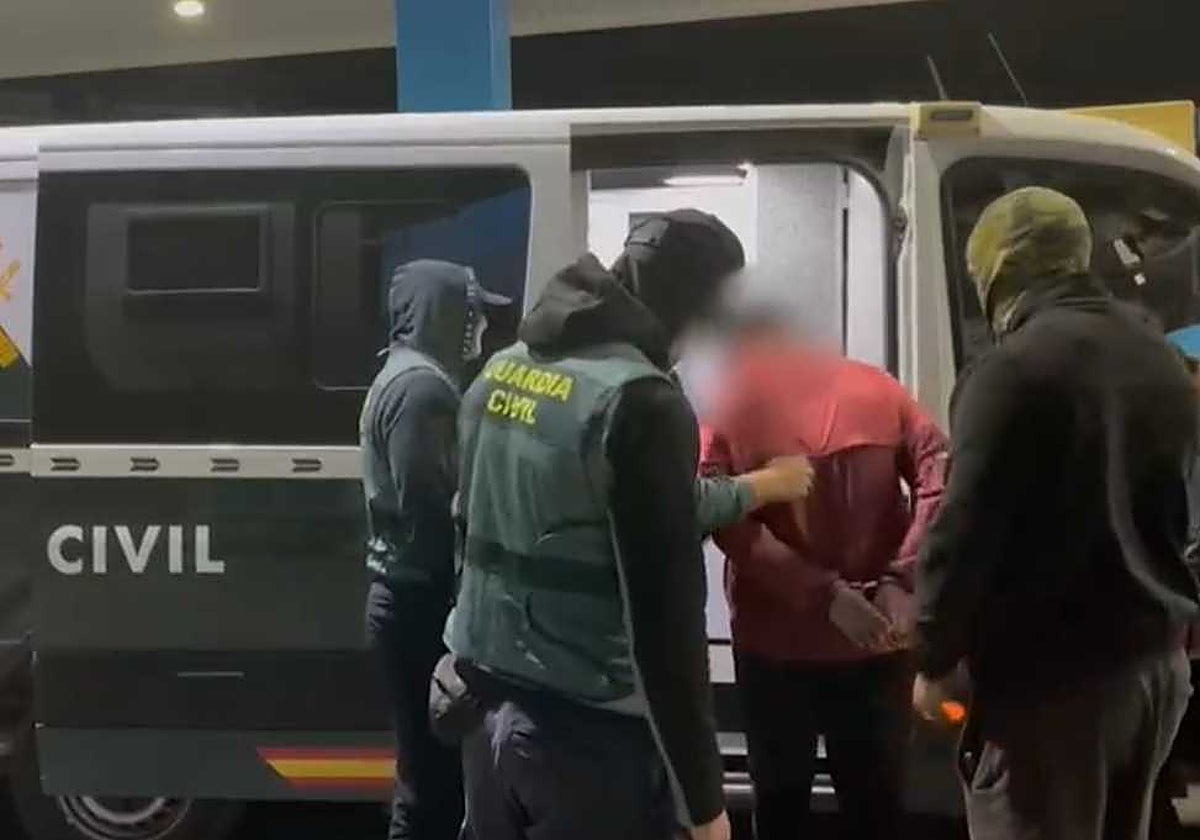 Agentes de la Guardia Civil, junto a uno de los detenidos