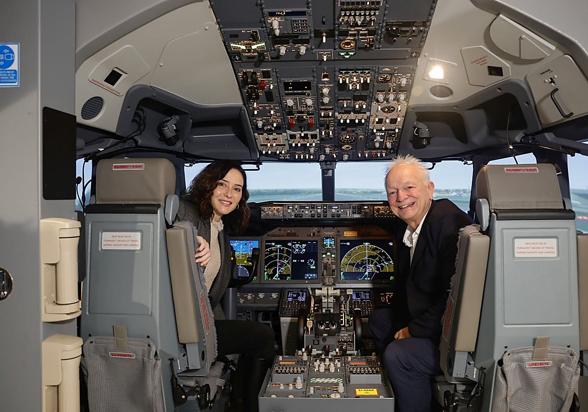 Isabel Díaz Ayuso, con el consejero delegado de Ryanair, Eddie Wilson, en un simulador de vuelo