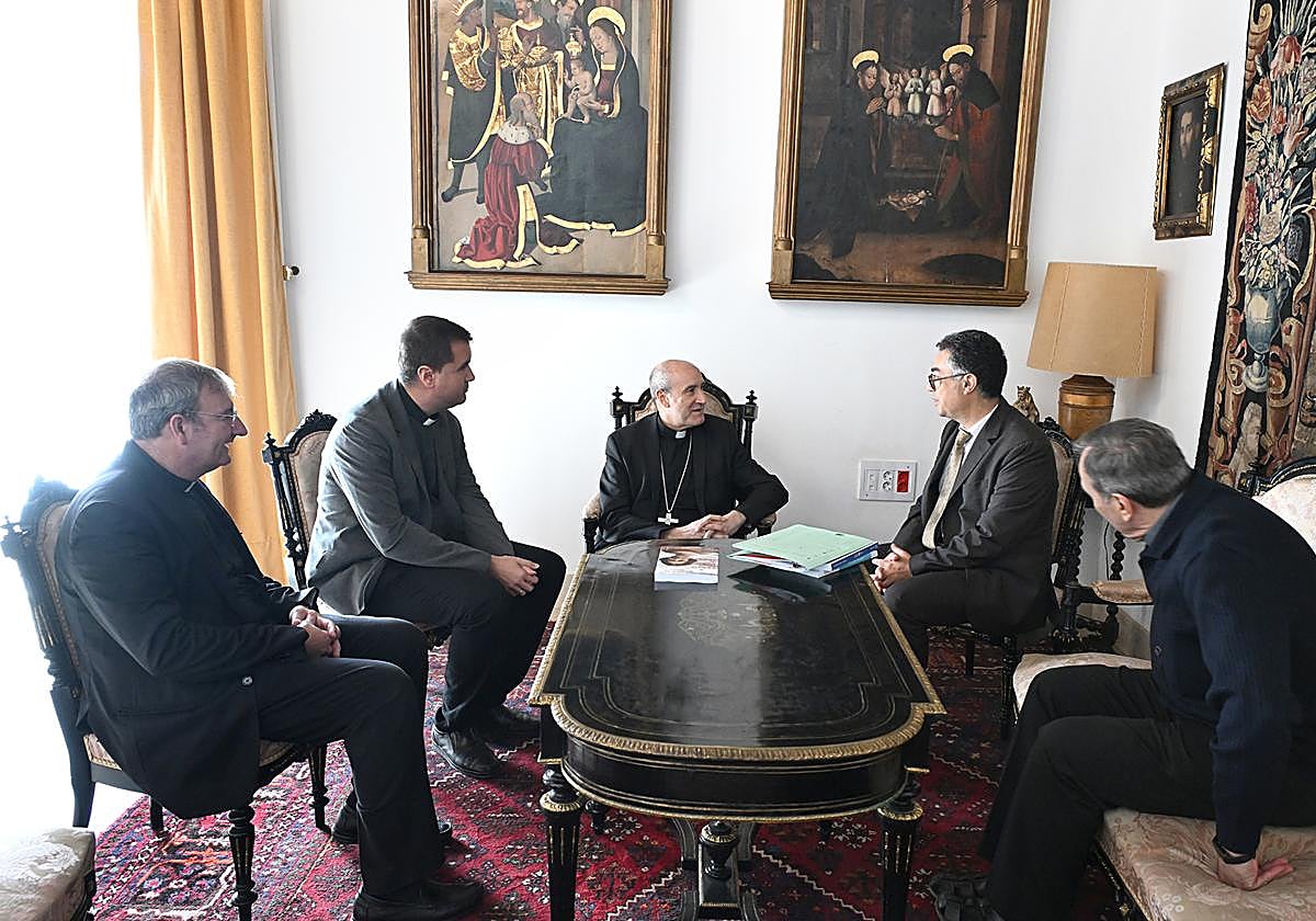 El deán-presidente del Cabildo y el obispo, en la firma del acuerdo para celebrar el Congreso 'Pluriel'