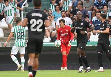 Iker Álvarez y Carlos Marín: los números de un duelo intenso en la portería del Córdoba CF
