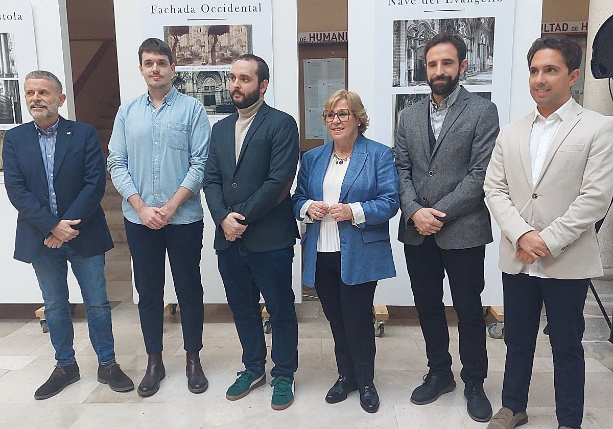 El decano de la Facultad de Humanidades, örcar López, junto a los comisarios de la muestra, Juan Carlos de la Flor y Jorge Pérez y tres miembros del Comité Científico