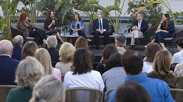 The public attends the event in the port of Alicante