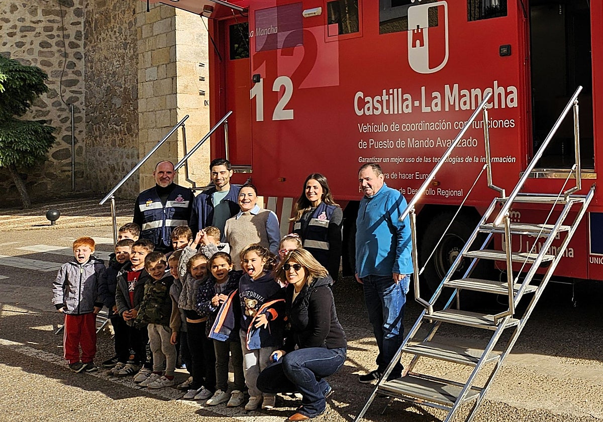 Alumos de Alcaudete de la Jara durante la visita al puesto de mando del 112 en su municipio