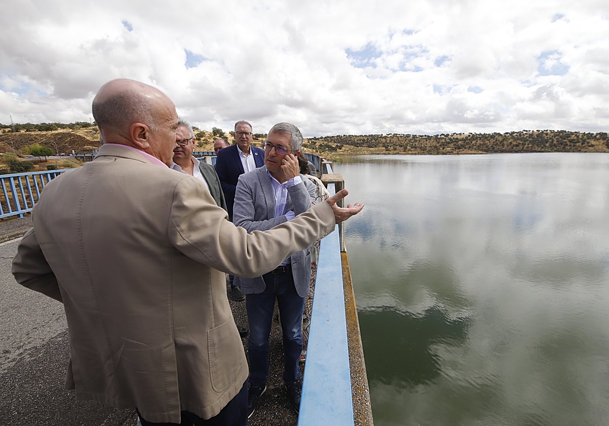 El presidenta de la Confederación del Guadiana, Samuel Moraleda, en el embalse de La Colada