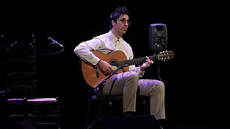 Alfonso Linares, en la sección de guitarra