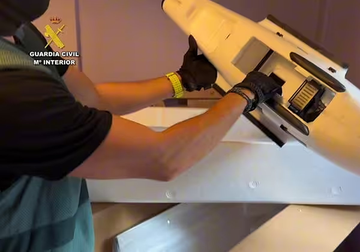 Uno de los drones que transportaba droga desde Marruecos por el Estrecho intervenidos por la Guardia Civil