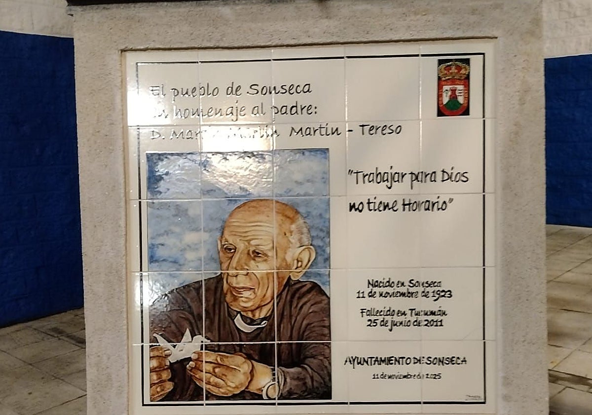 El monolito de homenaje a Martín Martín Martín se encuentra junto a la casa en la que nació