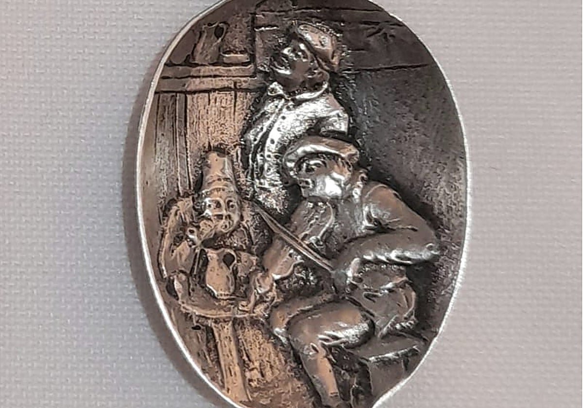 Detalle de una de las seis cucharillas que se exhiben en Granada