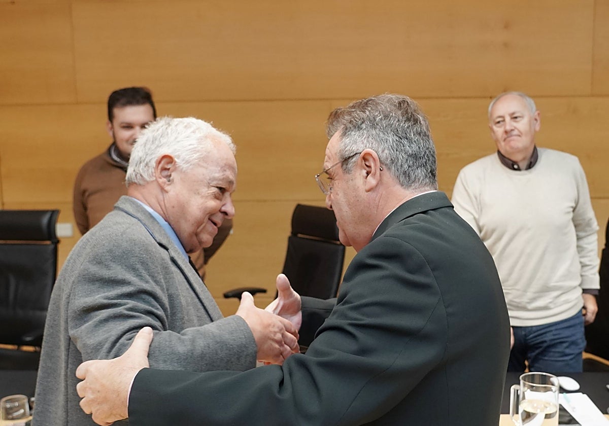 El consejero Gonzalo Santonja saluda al socialista Martín Benito antes de comenzar la comparecencia en las Cortes