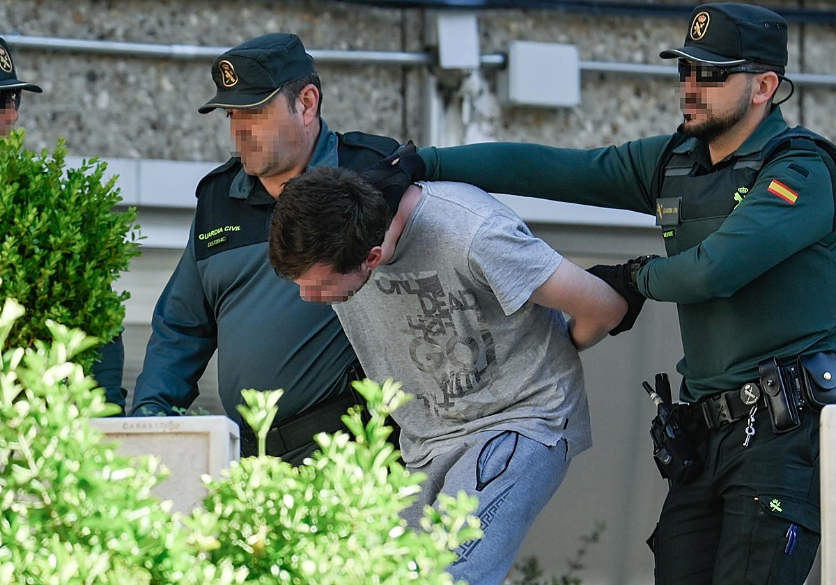 Agentes de la Guardia Civil llevan detenido a Fernando, el acusado