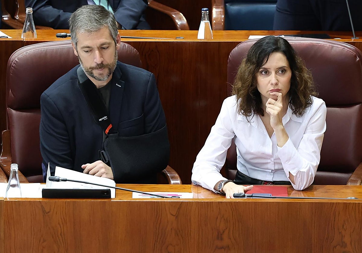 El consejero de Presidencia, Miguel Ángel García, junto a la presidenta regional, Isabel Díaz Ayuso