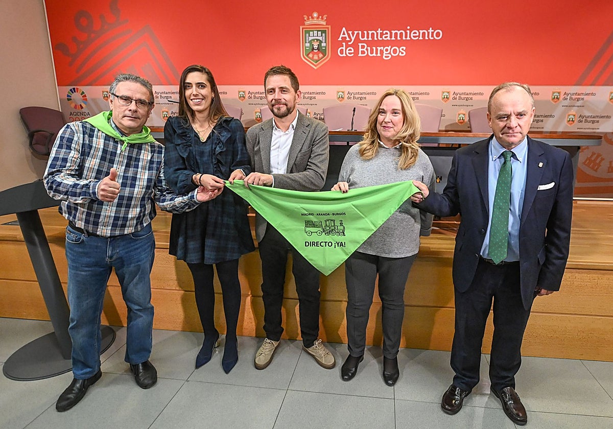 La alcaldesa de Burgos, Cristina Ayala, acompañada de los portavoces de los grupos municipales con representación en el Consistorio burgalés, PP, PSOE y Vox