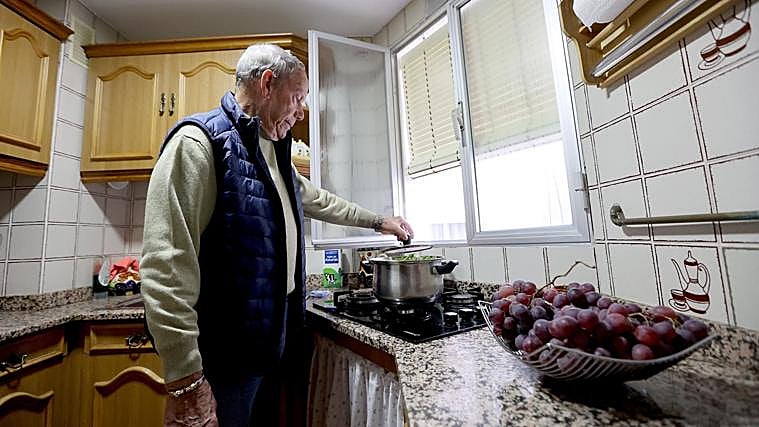 «Se te hunde el mundo»: la historia de Juan Alba, un vecino de Córdoba de 81 años desahuciado tras una década pagando su alquiler