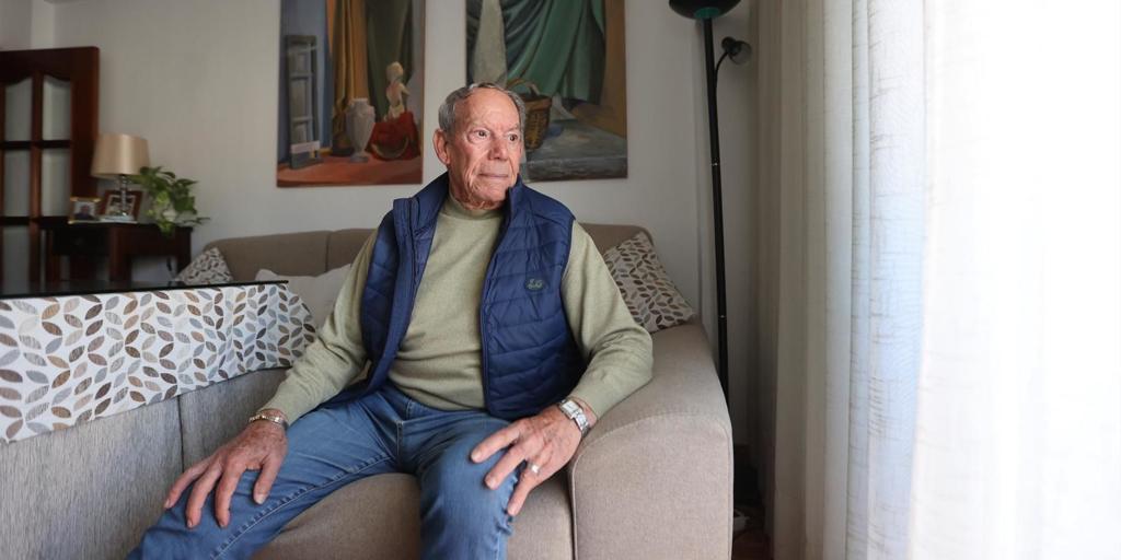 «Se te hunde el mundo»: la historia de Juan Alba, un vecino de Córdoba de 81 años desahuciado tras una década pagando su alquiler