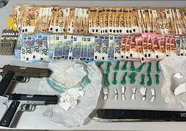 Armas, coches, cocaína y hasta décimos de lotería: el arsenal incautado a cinco traficantes en Burriana