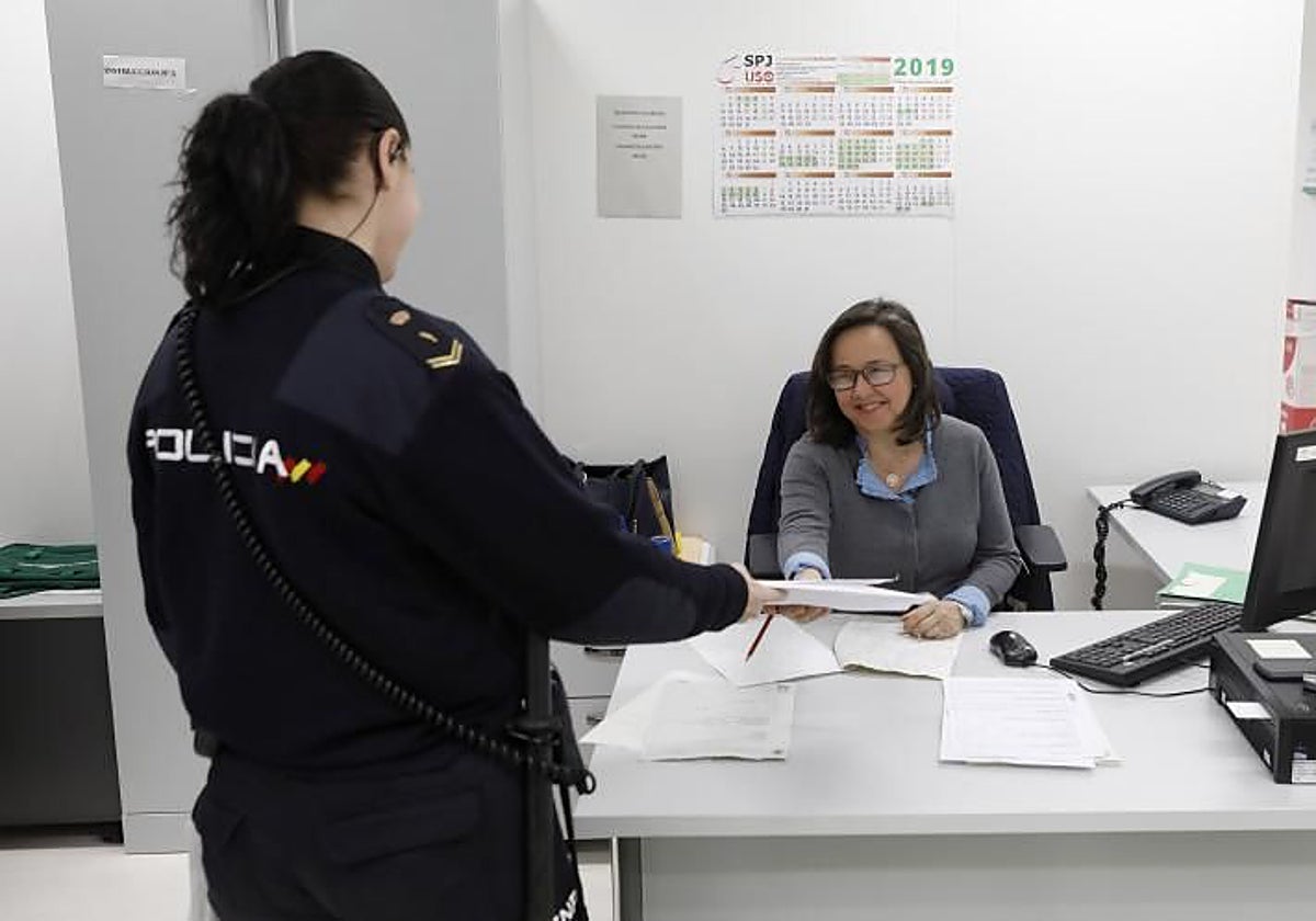 Un agente de Policía Nacional entrega documentación en el Juzgado de Guardia de Córdoba