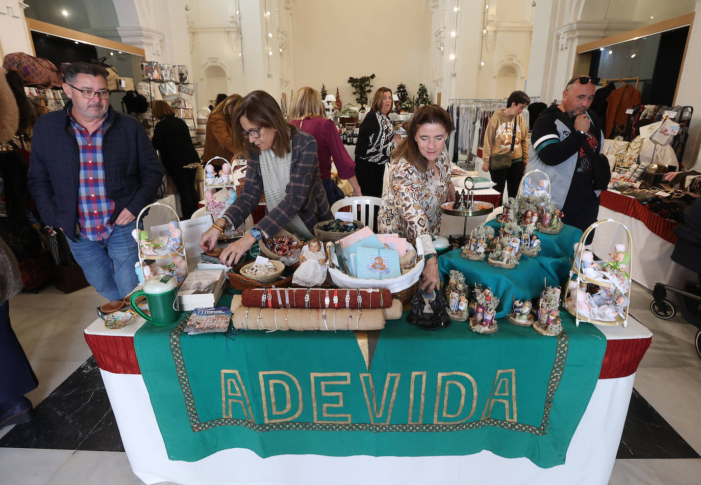 La inauguración del baratillo de Navidad de Adevida en Córdoba, en imágenes