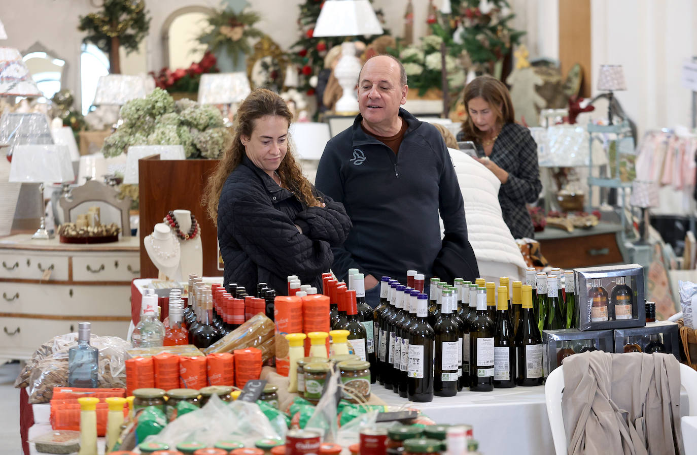 La inauguración del baratillo de Navidad de Adevida en Córdoba, en imágenes