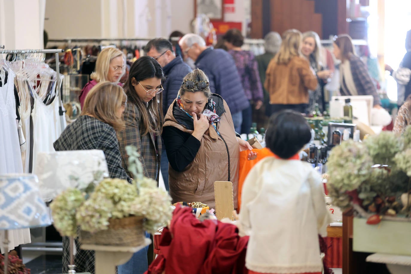 La inauguración del baratillo de Navidad de Adevida en Córdoba, en imágenes