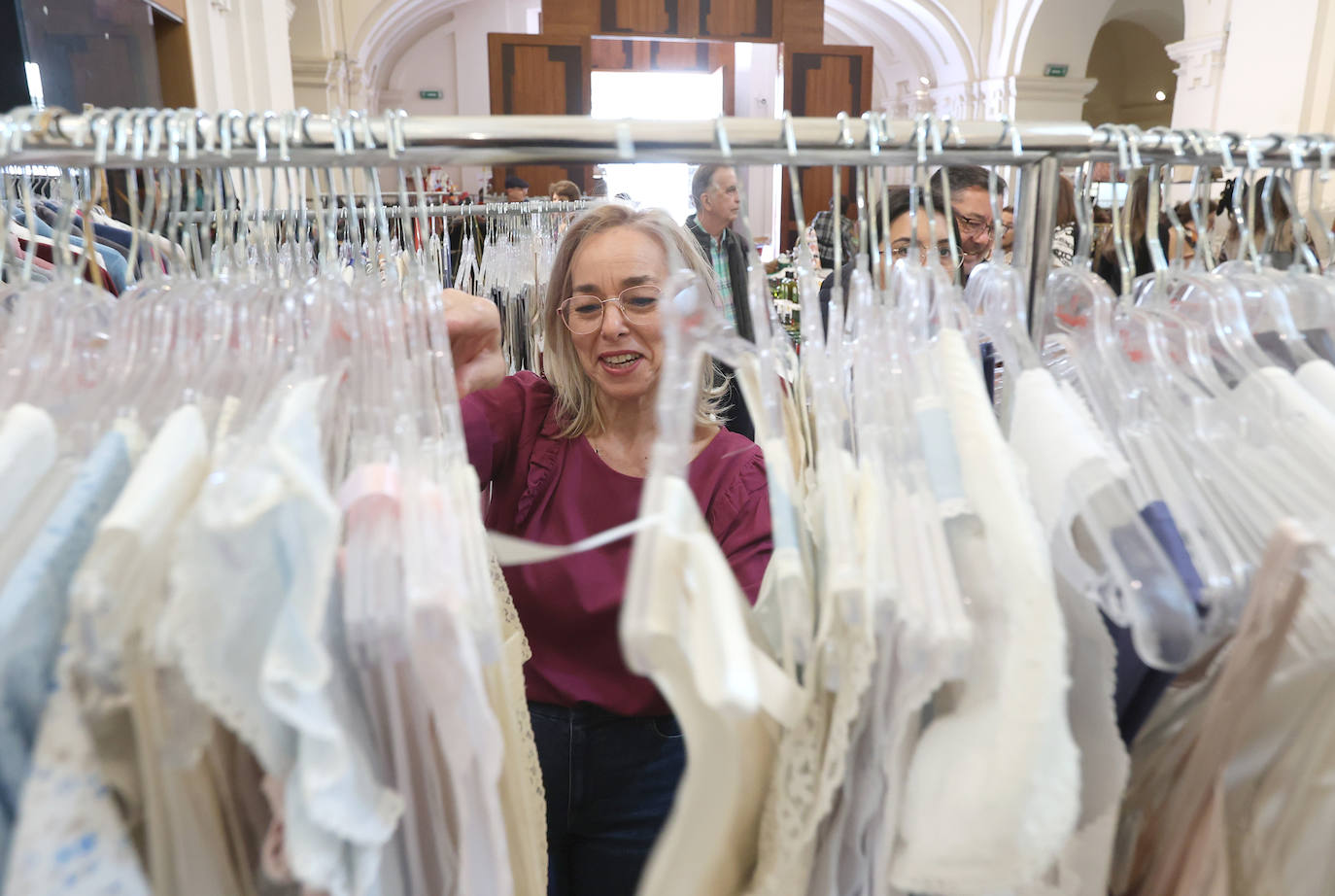 La inauguración del baratillo de Navidad de Adevida en Córdoba, en imágenes
