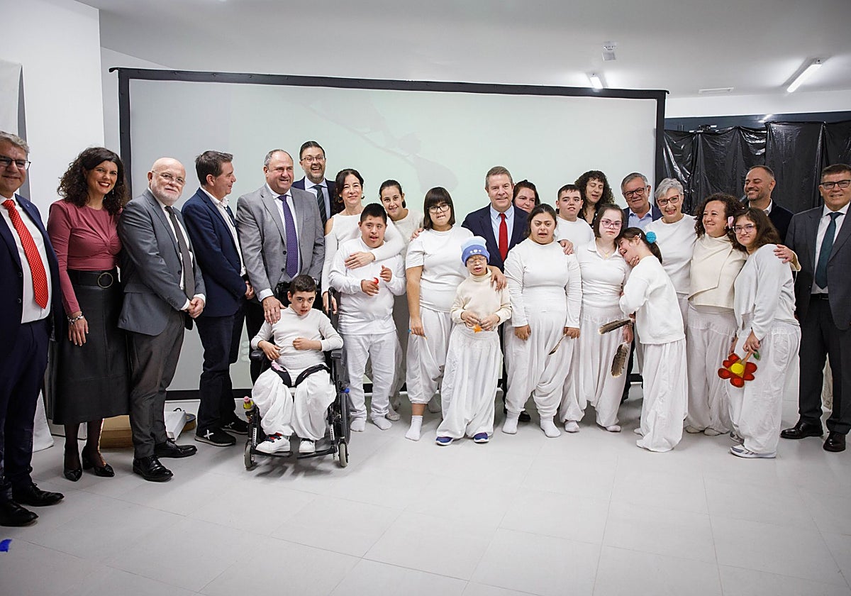 Emiliano García-Page posa con un grupo de alumnos del centro 'Cruz de Mayo' y otras autoridades presentes en la inauguración
