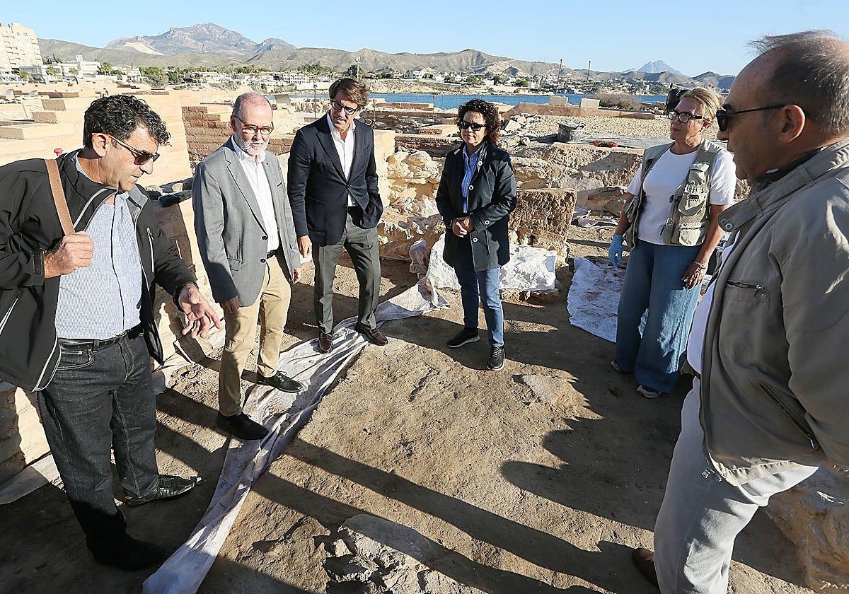 Visita institucional y de técnicos del Marq al yacimiento de la Illeta dels Banyets