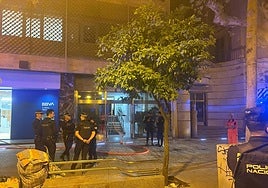 Susto en el bulevar de Gran Capitán: un incendio, con una gran humareda, en un bloque de 10 plantas desata la incertidumbre