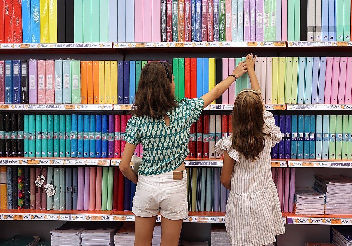 Dos niñas en Córdoba eligen compran material escolar