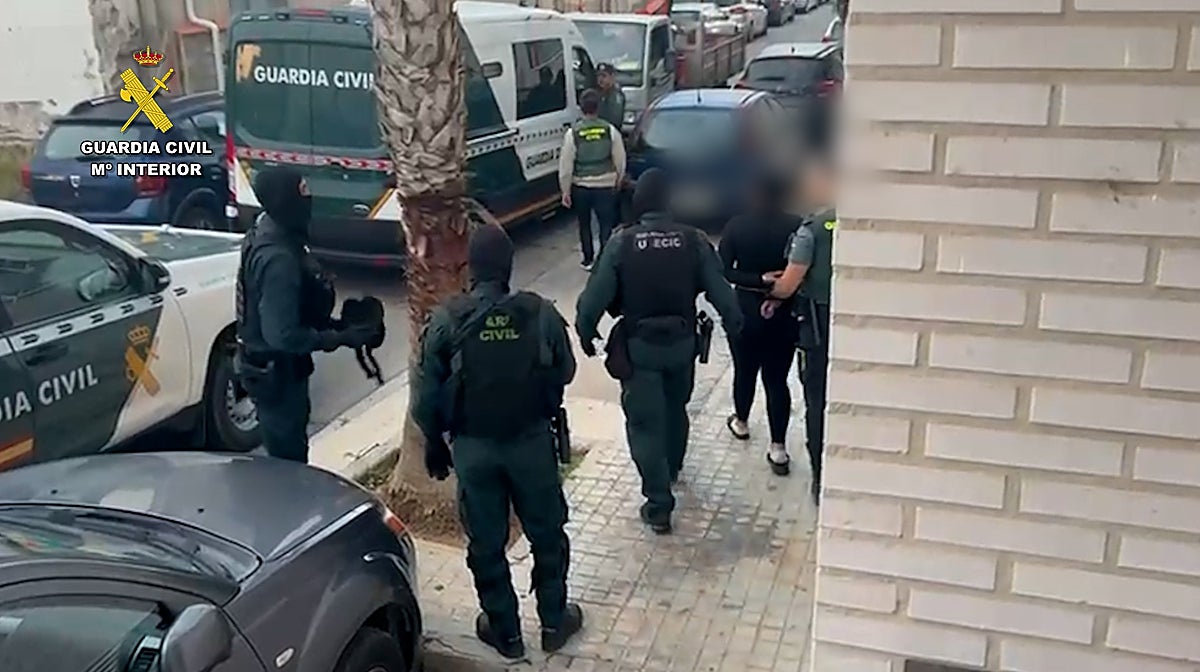 Imagen de la operación de la Guardia Civil contra okupas en Villamarxant, Valencia