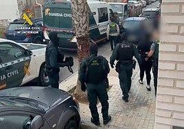 Okupan casas para 'venderlas' a 2.500 euros o usarlas para vender droga en Valencia