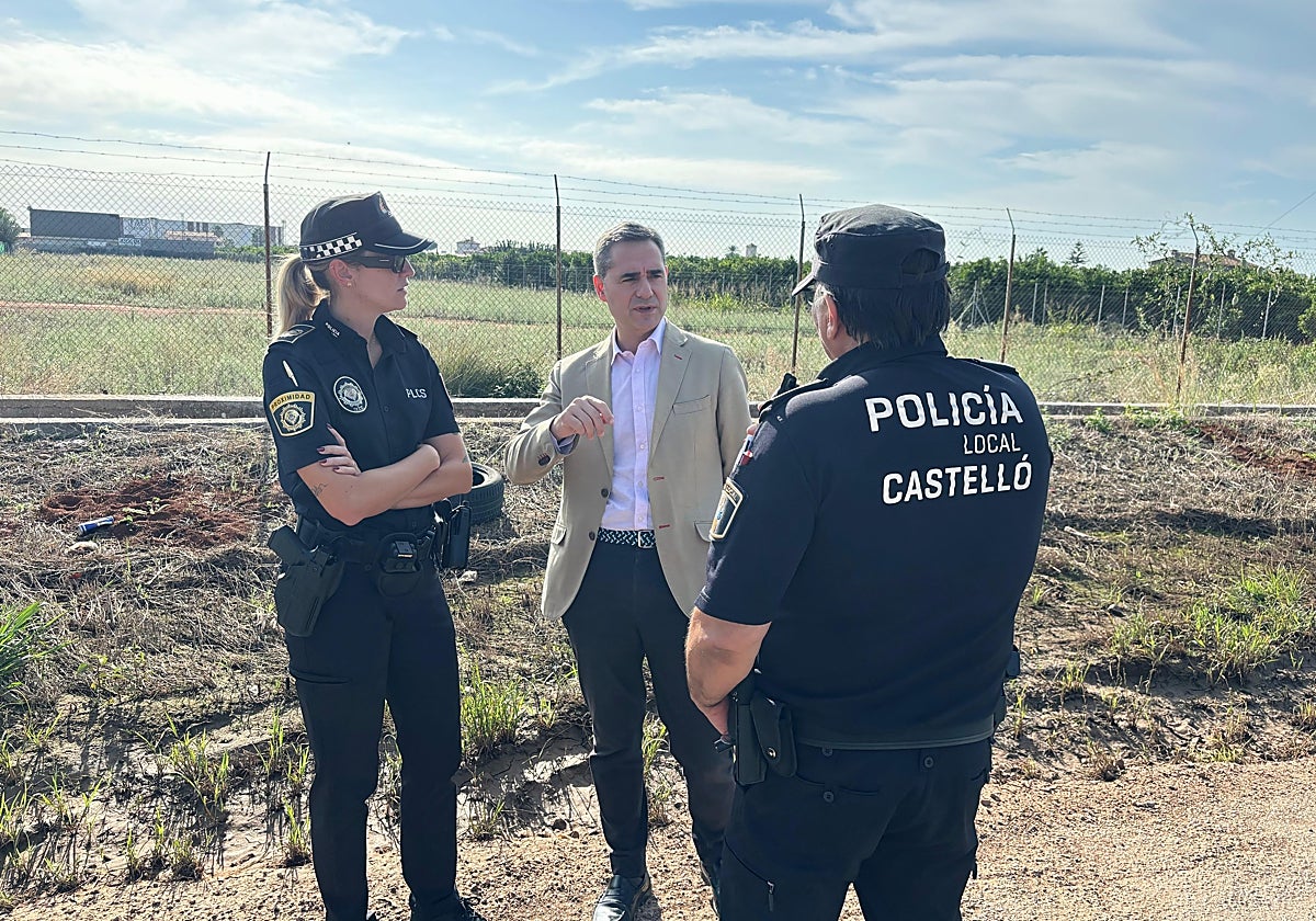 El concejal de Seguridad y Emergencias de Castellón, Antonio Ortolá, junto a dos policías locales