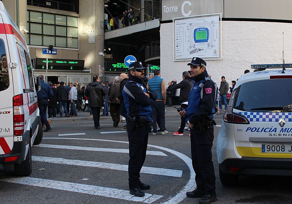 Una imagen de archivo de policías en el entorno del Bernabéu.