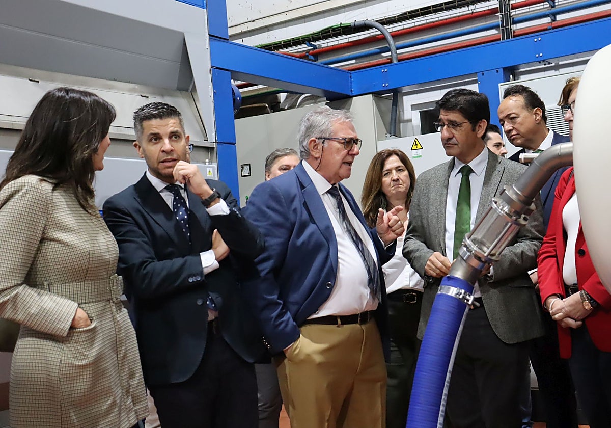 El vicepresidente segundo del Gobierno de Castilla-La Mancha, José Manuel Caballero, ha inaugurado las nuevas instalaciones de la almazara de la cooperativa 'Santísimo Cristo de Villajos', en Campo de Criptana