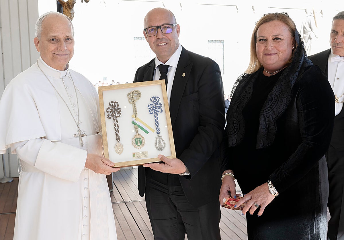 León XIV junto al alcalde de Rute, que le entrega medallas del municipio y varias cofradías ruteñas