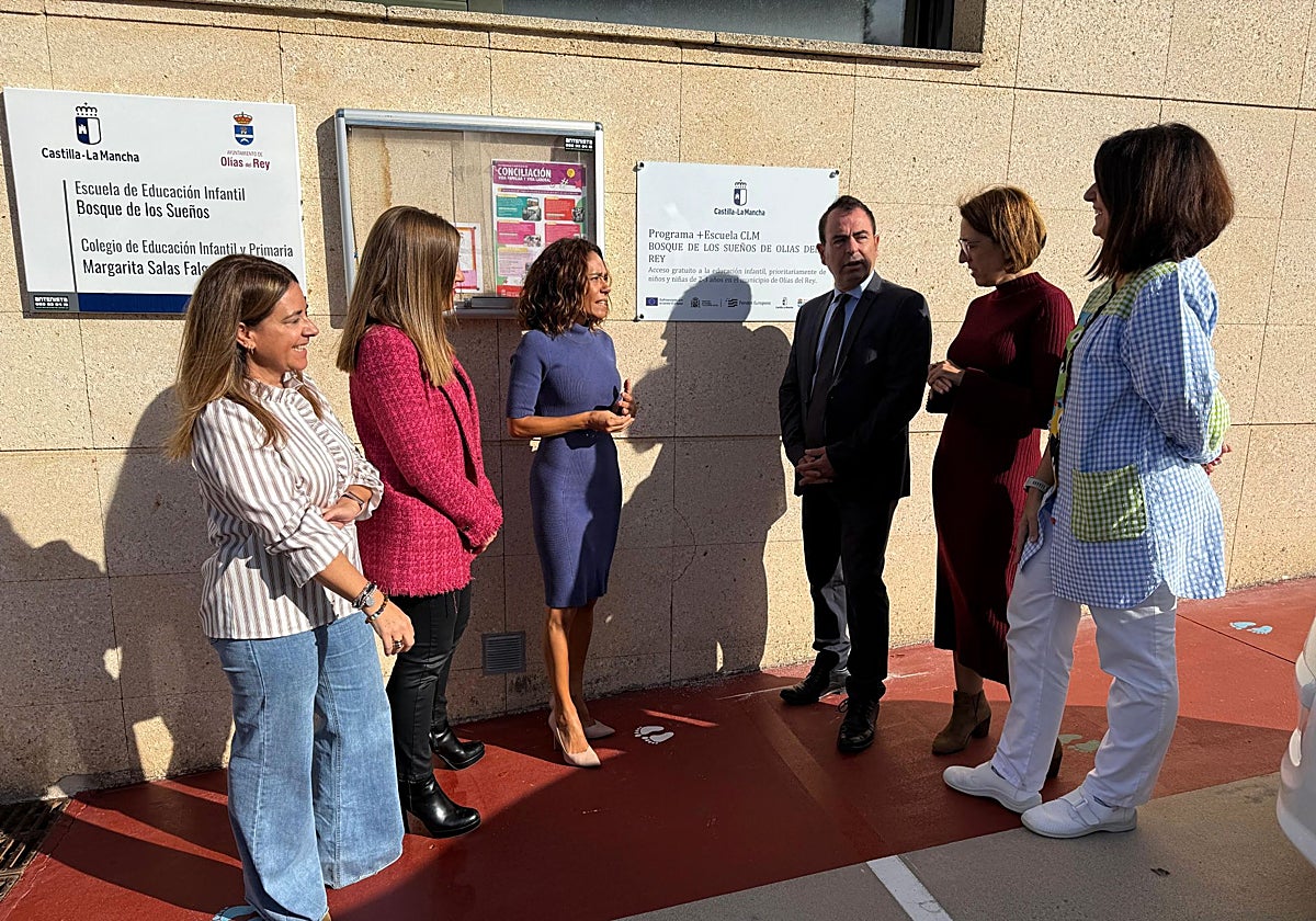 La alcaldesa y el delegado provincial, junto a concejalas y responsables educativas del municipio