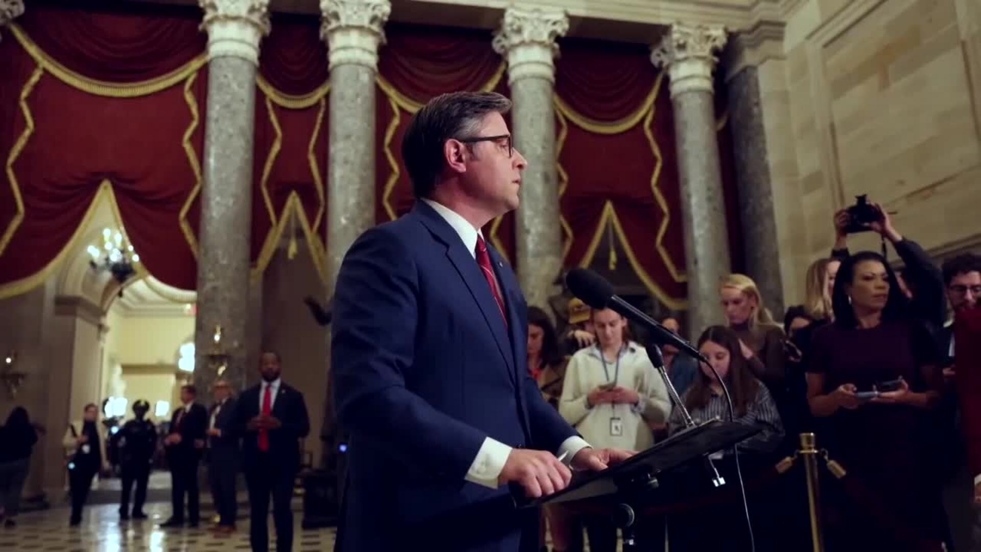 Mike Johnson habla tras la votación para poner fin al cierre del gobierno de EE.UU.