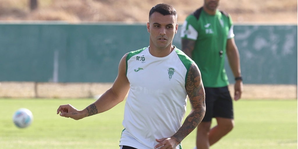 El defensa del Córdoba CF Álex Martín pide ir «partido a partido» antes que marcarse ya el objetivo el play off de ascenso