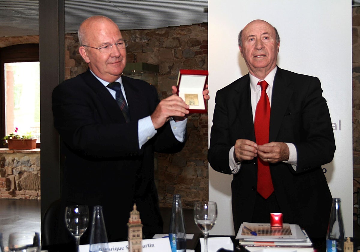 Sebastián Battaner (izquierda) recibe la Medalla de Oro de la Fundación Santa María la Real